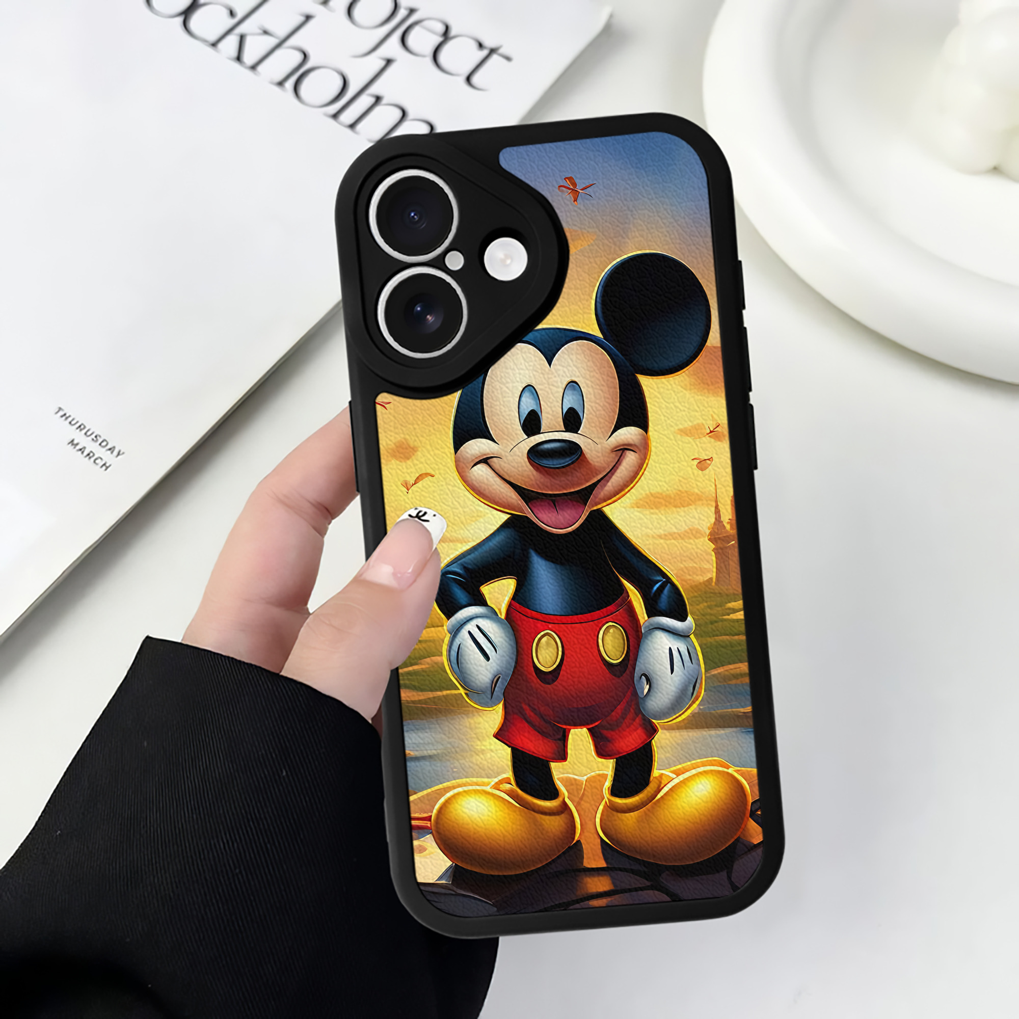 （画像用） ミッキーマウス Mickey Mouse 【iPhone 16シリーズ対応】シリコンスマホケース（レザー調） 材質：シリコン